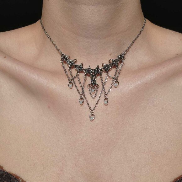 Gothic victorian silver and white pearl chandelier chainmail necklace - Picture 2 of 7